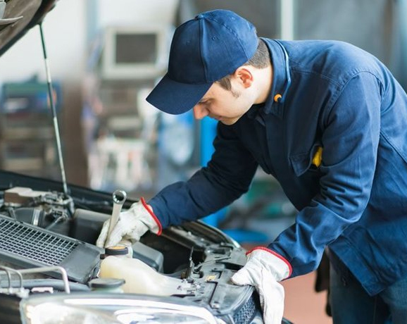 Oto tamir ve bakım yapan profesyonel tamirciler